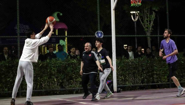 Bakan Varank, ilk kez oyunu kullanan gençlerle gece yarısı basketbol maçı yaptı