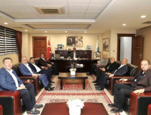 Bandırmaspor yeni yönetimi Belediye Başkanı Tolga Tosun’u ziyaret etti
