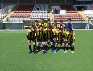 Bayburt Ortaokulu futbol takımı bölge şampiyonu