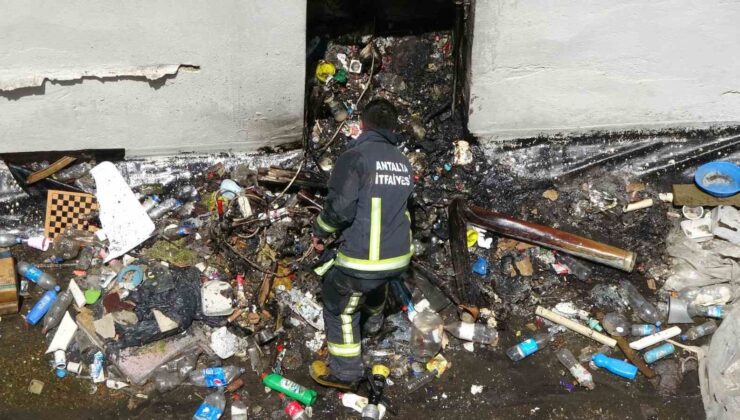 Binalardan tek katlı binanın üzerine atılan çöpler ikinci kez yangın çıkardı