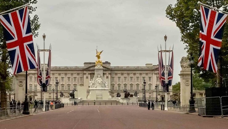 Buckingham Sarayı önünde silahlı olduğu şüphesiyle bir kişi gözaltına alındı