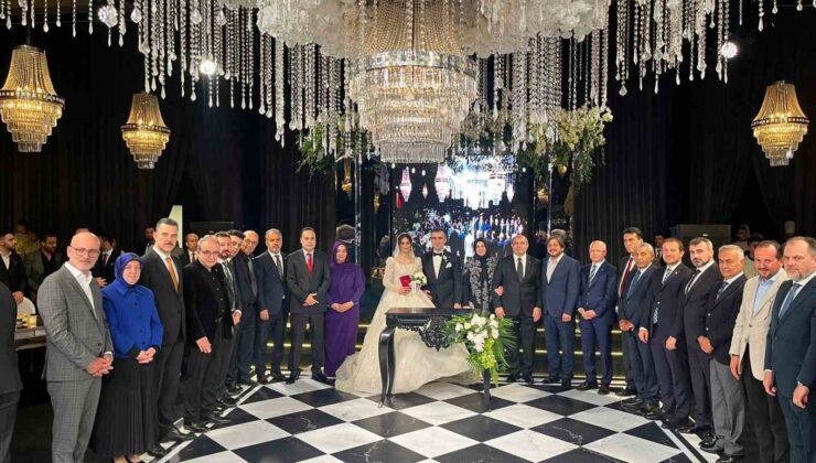 Bursa’da genç çiftin düğünü siyasileri biraraya getirdi