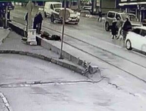Bursa’da karayolundan karşıya geçen vatandaşın ölümden döndüğü anlar kamerada