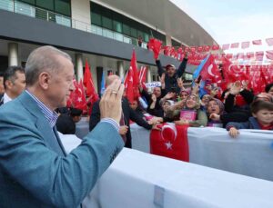 Cumhurbaşkanı Erdoğan: “500 bin civarında mülteciyi Suriye’nin kuzeyindeki briket evlere göndermeye başladık”