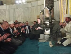 Cumhurbaşkanı Erdoğan akşam namazını  Ayasofya-i Kebir Cami-i Şerifi’nde kıldı