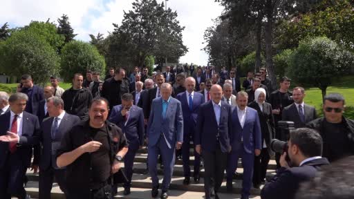 Cumhurbaşkanı Erdoğan, merhum Cumhurbaşkanı Turgut Özal’ın ve eski başbakanlardan merhum Prof. Dr. Necmettin Erbakan’ın kabrini ziyaret etti