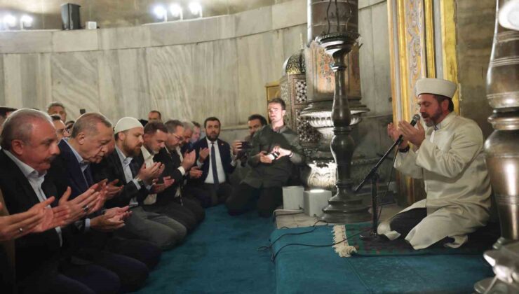 Cumhurbaşkanı Erdoğan yatsı namazını Ayasofya Camii’nde kıldı