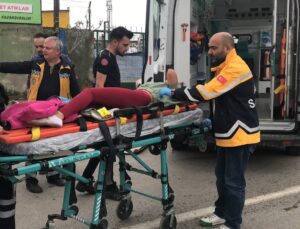 Edirne’de köpeklerin saldırdığı motosikletli otomobille çarpıştı: 2 yaralı