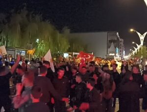 Erciş’te vatandaşlar Cumhurbaşkanı Erdoğan’ın seçim zaferini coşkuyla kutladı