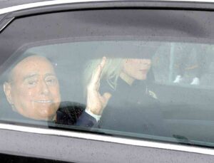 Eski İtalya Başbakanı Berlusconi 45 gün sonra taburcu oldu