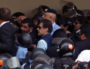 Eski Pakistan Başbakanı Khan mahkeme binasından ayrıldı