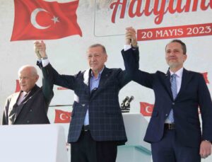 Fatih Erbakan: “Milletimiz değerlerimizle, inancımızla barışık olmayanlara ülkeyi teslim etmedi”