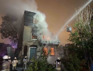 Fatih’te evsizlerin yaşadığı 2 katlı metruk binada yangın