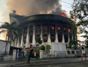 Filipinler’in tarihi posta binasında yangın