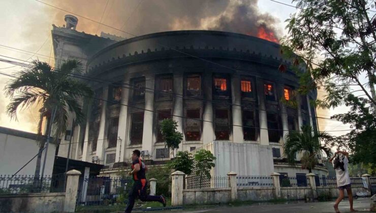 Filipinler’in tarihi posta binasında yangın