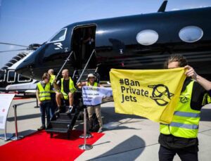 İklim aktivistleri nedeniyle Cenevre Havalimanı’nda uçuşlar askıya alındı
