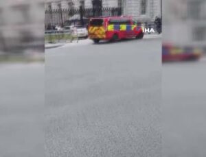 İngiltere’de Başbakanlık Ofisi’nin bulunduğu caddenin kapısına araç çarptı