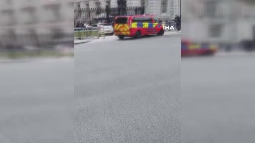 İngiltere’de Başbakanlık Ofisi’nin bulunduğu caddenin kapısına araç çarptı