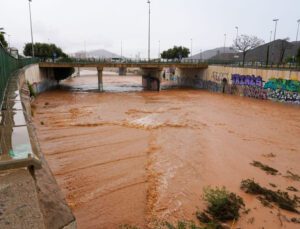 İspanya’da sel felaketi: Okullar tatil edildi