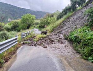 İtalya’da şiddetli yağış, sel ve toprak kaymasına yol açtı