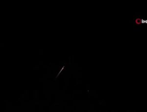 Japonya’da gökyüzünde meteor benzeri gizemli ışıklar görüldü