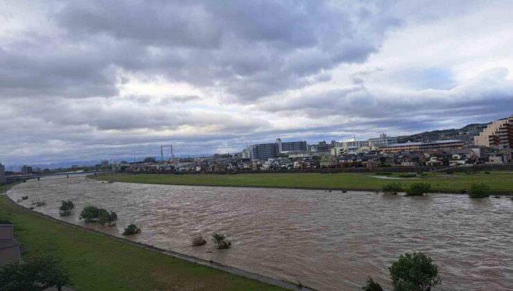 Japonya’da nehirdeki set çöktü, ev ve araçlar sular altında kaldı