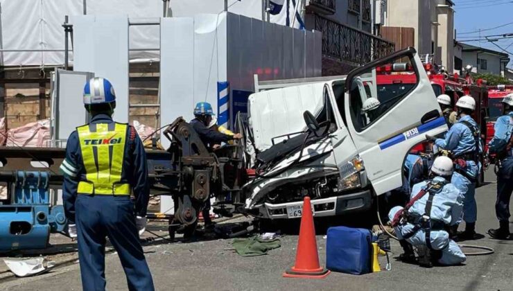 Japonya’da vinç araçların üzerine devrildi: 1 ölü, 1 yaralı