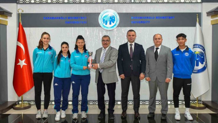 KMÜ, badminton takımı kupa ile döndü