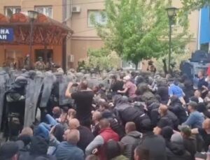 Kosova’nın kuzeyinde polis ile Sırp protestocular arasında arbede