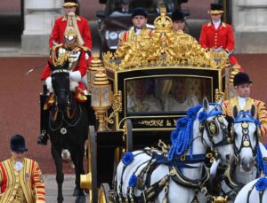 Kral III. Charles, törenle Kraliyet tacını giydi