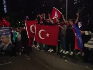 Londra’da gurbetçi vatandaşlar Cumhurbaşkanı Erdoğan’ın zaferini kutladı
