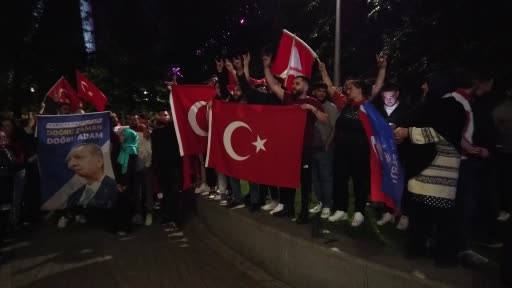 Londra’da gurbetçi vatandaşlar Cumhurbaşkanı Erdoğan’ın zaferini kutladı