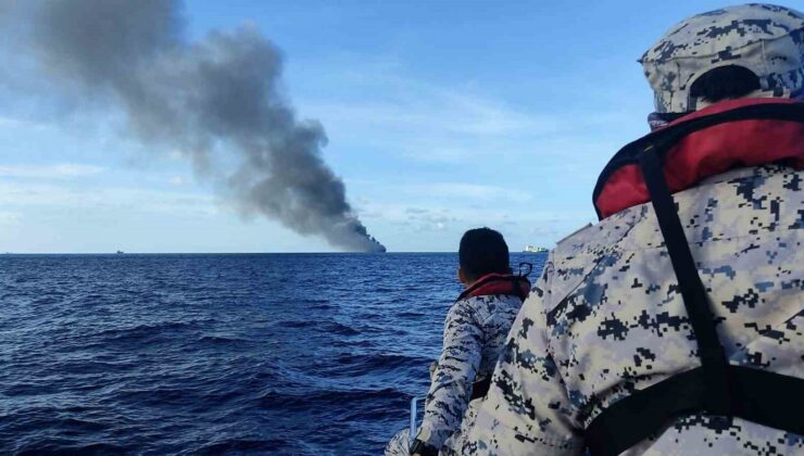 Malezya’da petrol tankerinde yangın: 3 mürettebat kayıp