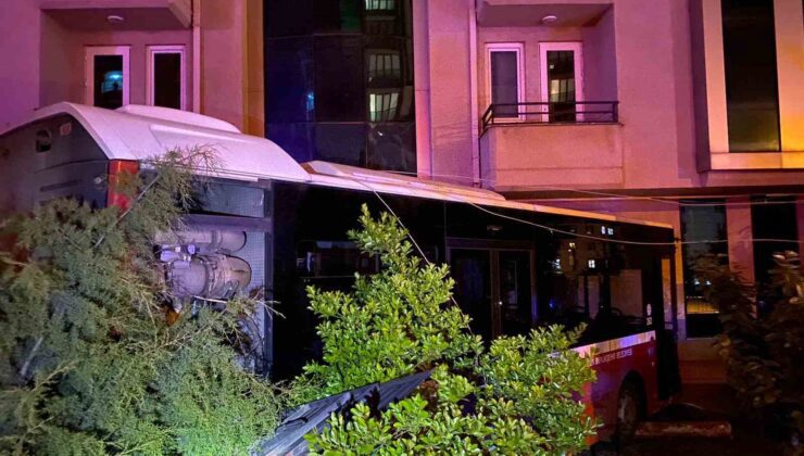 Minibüs ile çarpışan halk otobüsü evin duvarına çarptı: 1 yaralı
