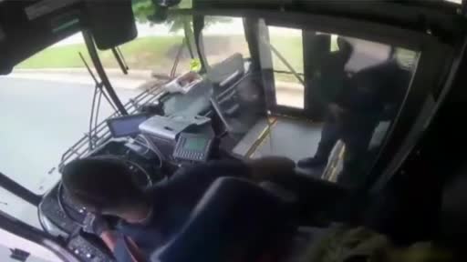 Otobüs şoförü silahlı yolcuya kurşun yağdırdı