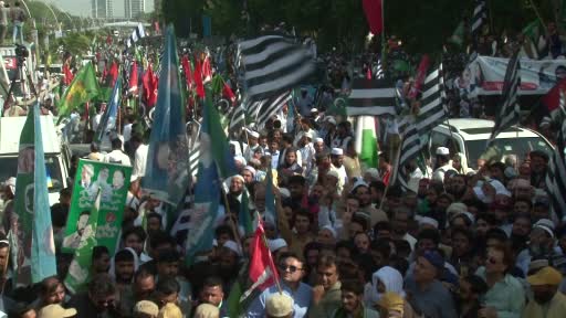 Pakistan’da eski Başbakan Khan’ın serbest bırakılması protesto edildi