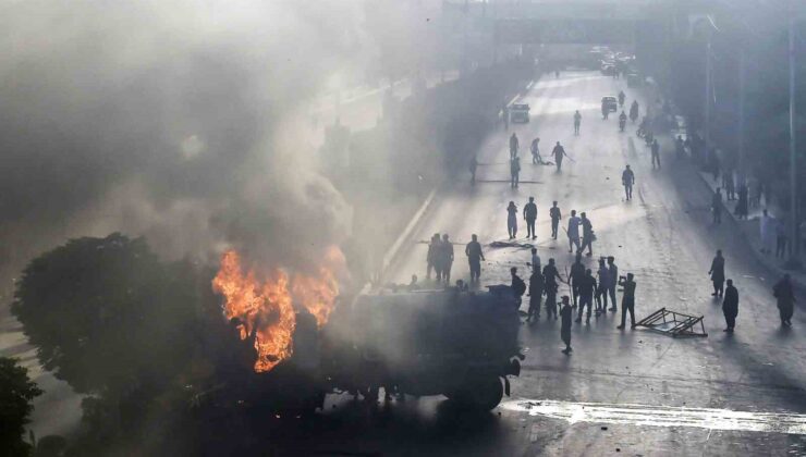 Pakistan’da sokaklar savaş alanına döndü: 1 ölü, 12 yaralı