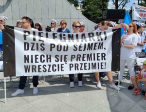 Polonya’da hemşirelerden protesto
