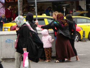 Taksim Meydanı dilencilerle doldu