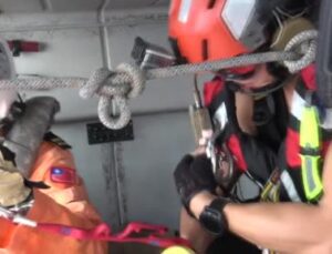 Tayvan’da mahsur kalan balıkçılar helikopterle kurtarıldı