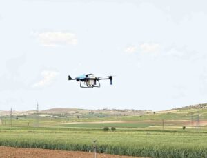 Teknoloji ile tanışan çiftçi, drone ile zirai ilaçlama yapıyor