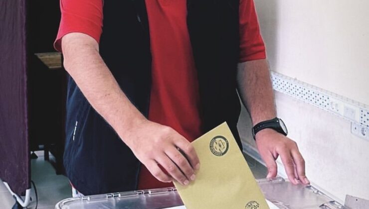 Ünlü komedyen Ata Demirer, Cumhurbaşkanlığı seçimi için Bozcaada’da oyunu kullandı