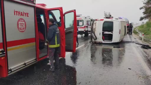 Van’da tur minibüsü yan yattı: 3 yaralı