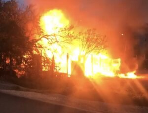 Yangın çıkan evdeki 2 kişiyi çevredeki vatandaşlar kurtardı
