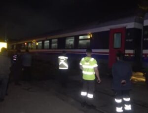 Yolcu treni hemzemin geçitte otomobile çarptı
