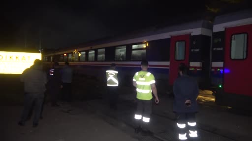 Yolcu treni hemzemin geçitte otomobile çarptı