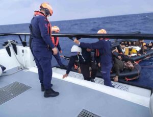 Yunanistan’ın geri ittiği 59 göçmeni Sahil Güvenlik kurtardı