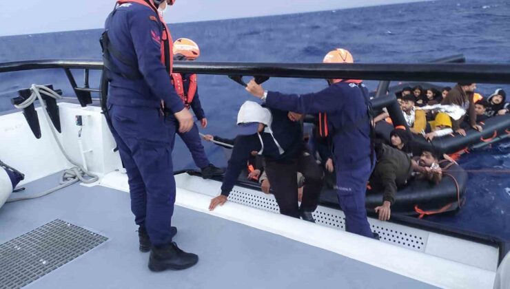 Yunanistan’ın geri ittiği 59 göçmeni Sahil Güvenlik kurtardı