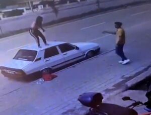 Adana’da bir kadın otomobilin tavanına çıkıp dans etti