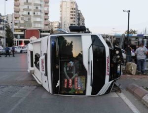 Adana’da sinyalizasyon direğine çarpan yolcu minibüsü devrildi: 3 yaralı